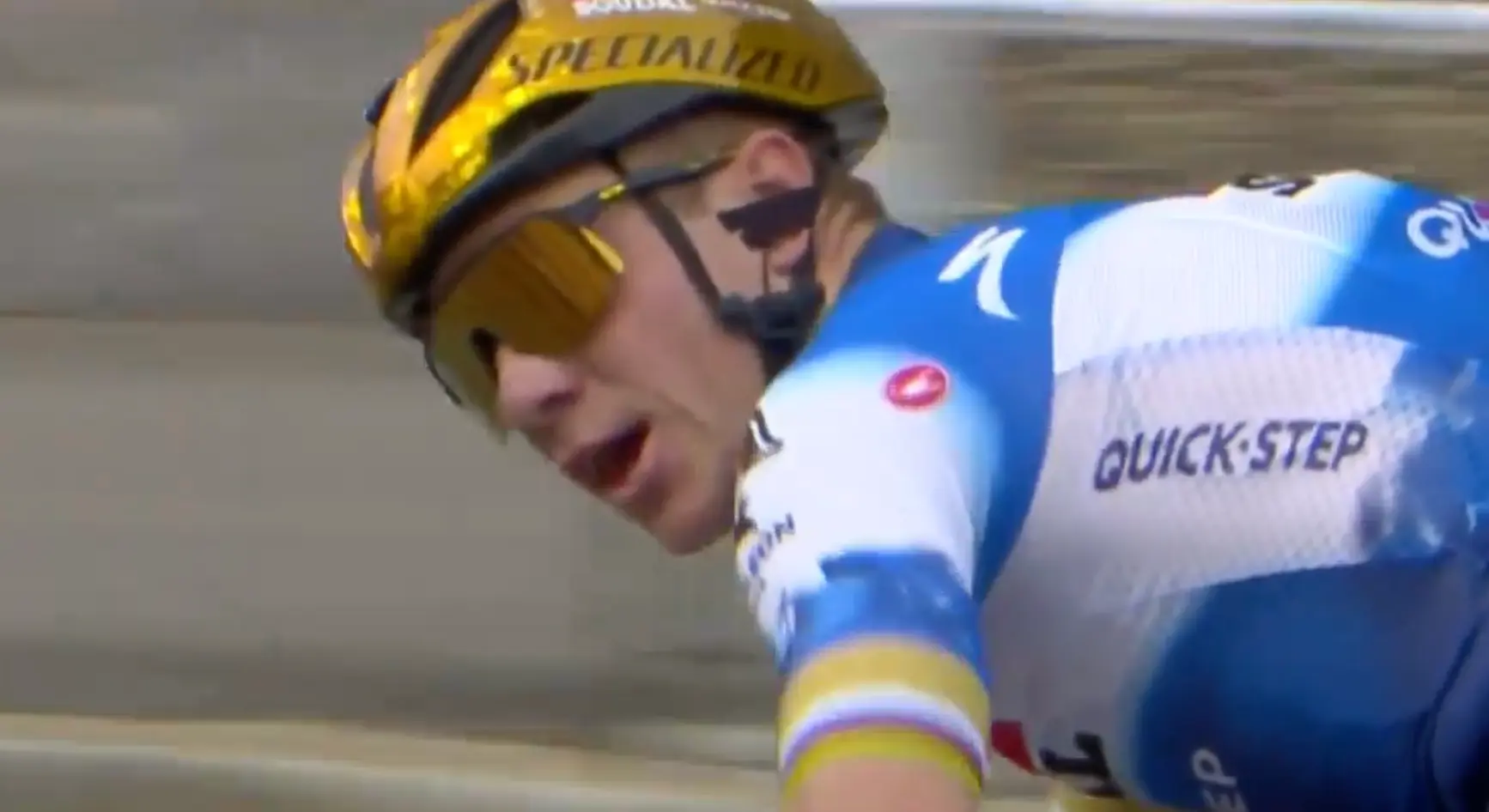 KIJK. Boze Evenepoel scheldt motard de huid vol