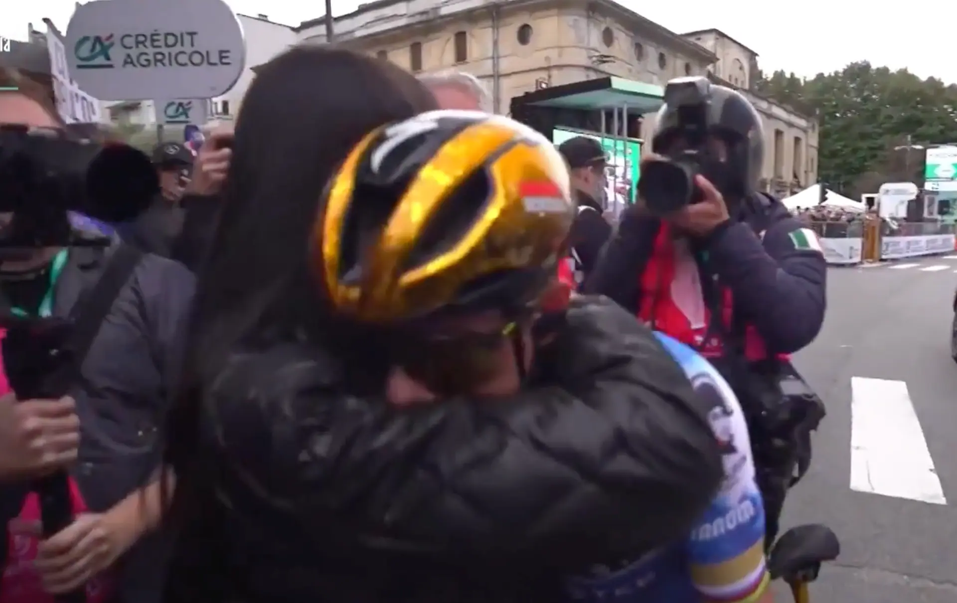 KIJK. Evenepoel verklaart waarom hij huilend in de armen van echtgenote viel
