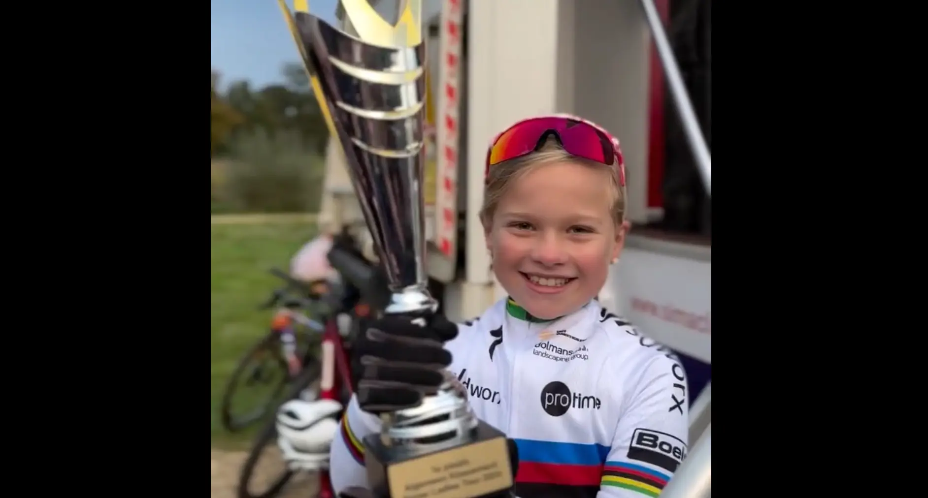 VIDEO. Lotte Kopecky maakt jonge fan dolgelukkig door haar trofee weg te geven