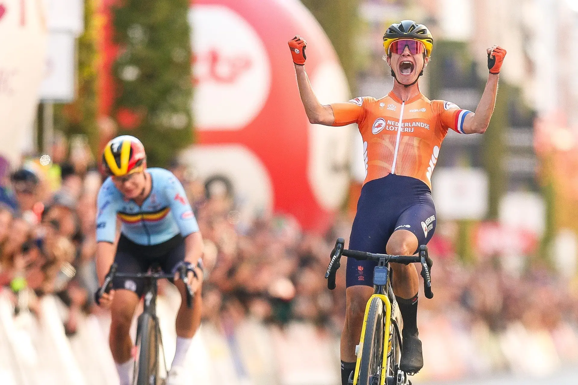 KIJK. Won Vos dankzij dit opvallend snufje de sprint tegen Kopecky?