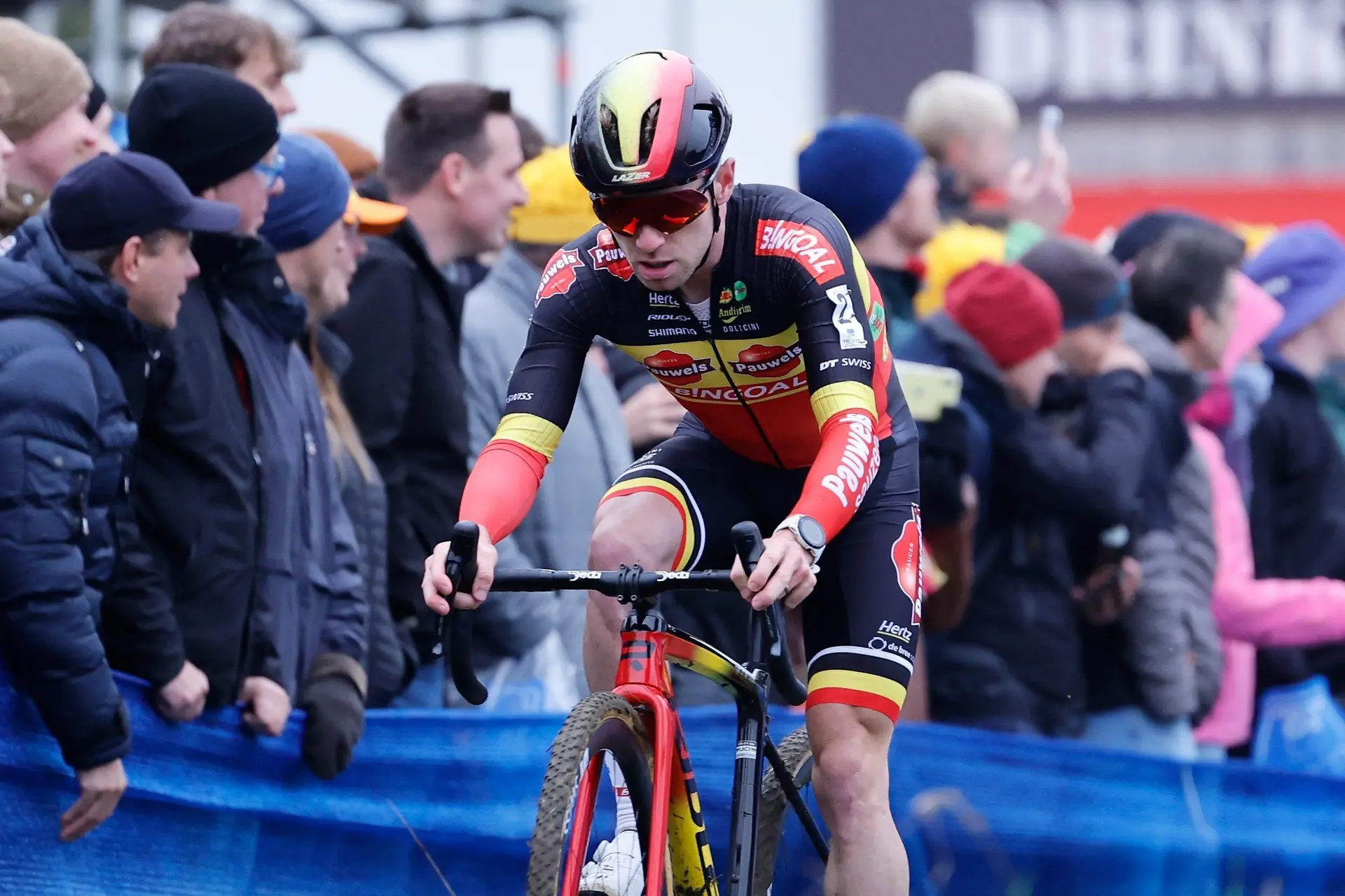 KIJK. 'Supporter' op de Koppenberg lacht Eli Iserbyt uit met bedenkelijke actie