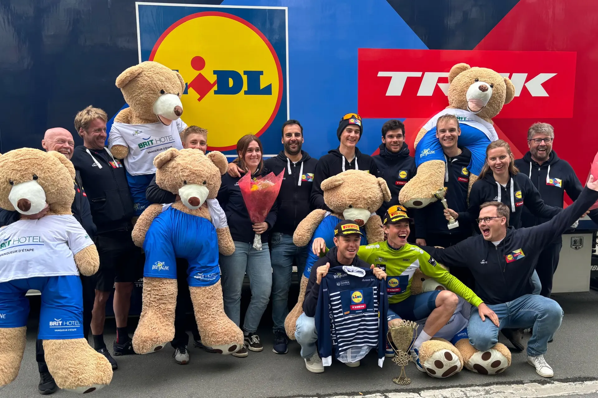 KIJK. Thibau Nys presenteert gloednieuwe outfit van Lidl-Trek voor 2025