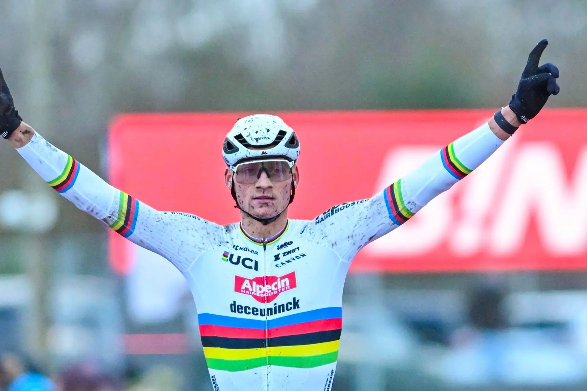 VIDEO. Van der Poel arriveert in sportwagen, maar werkt journalisten ferm op de zenuwen