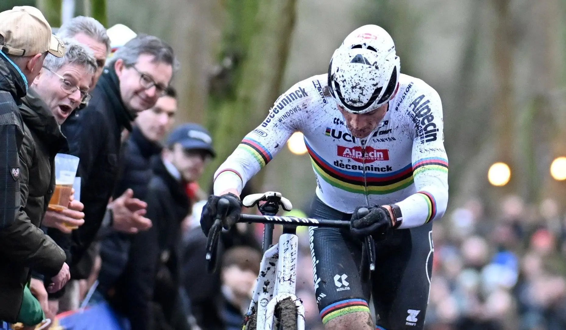Mathieu van der Poel krijgt in Gavere af te rekenen met wangedrag van 'supporters'