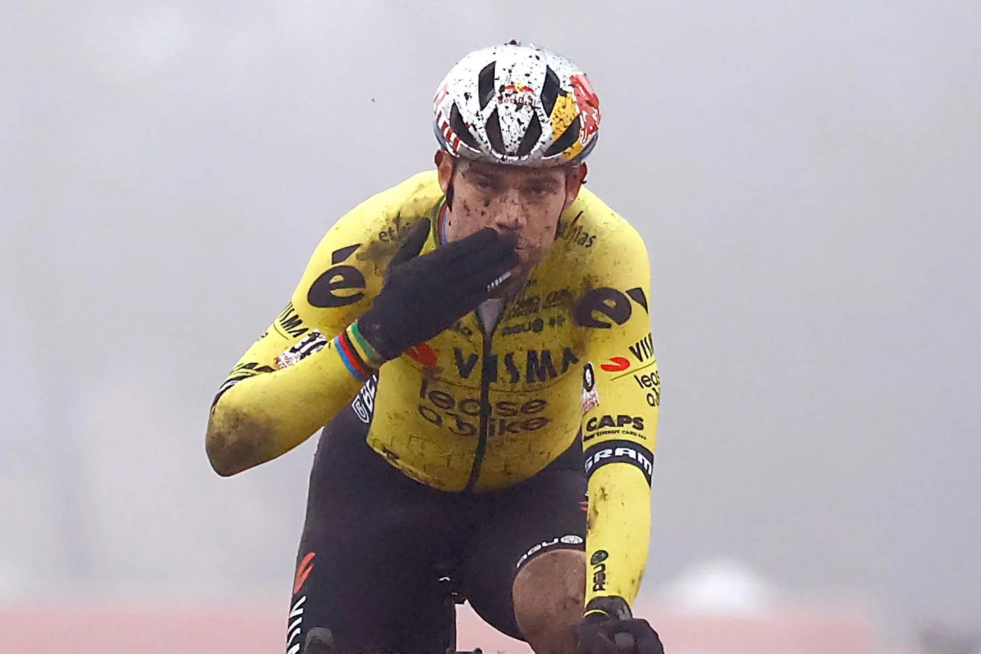 Wout van Aert kwam ten val door onvoorzichtige fan: 'Hij hing volledig over het parcours'