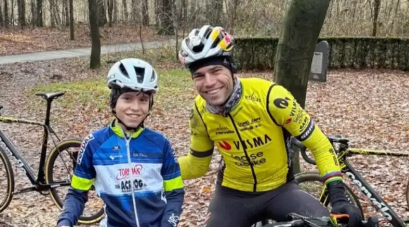 VIDEO. Wout van Aert bezorgt jonge crosser de dag van zijn leven