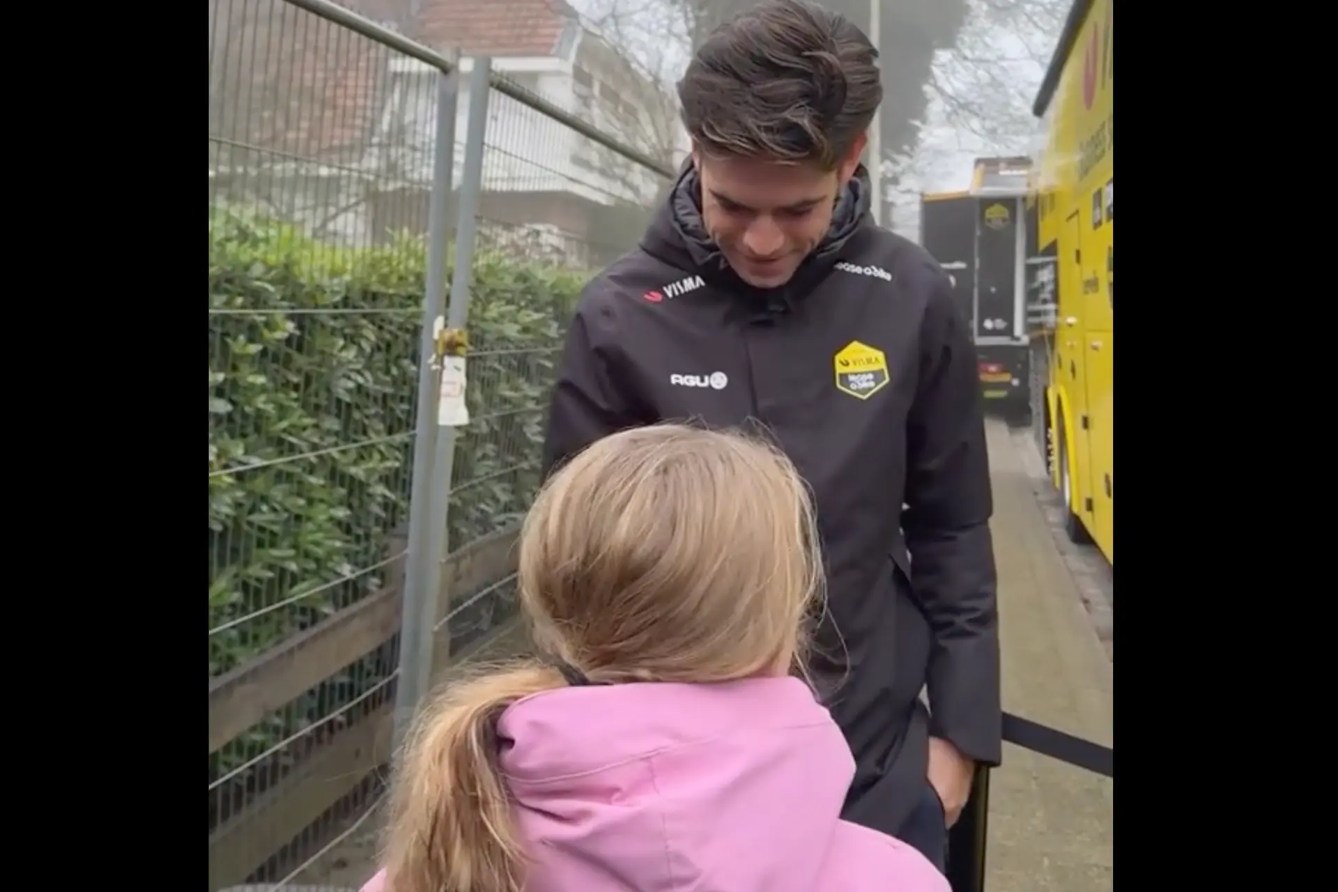 KIJK. Wout van Aert glundert nadat hij verrassing krijgt van jonge fan