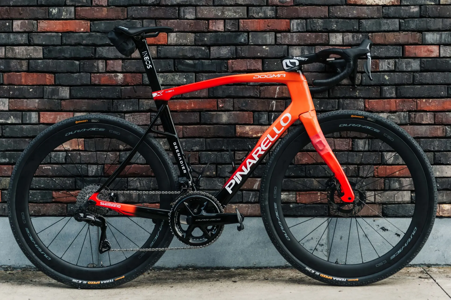 KIJK. Renners van INEOS Grenadiers gespot in gloednieuwe outfit