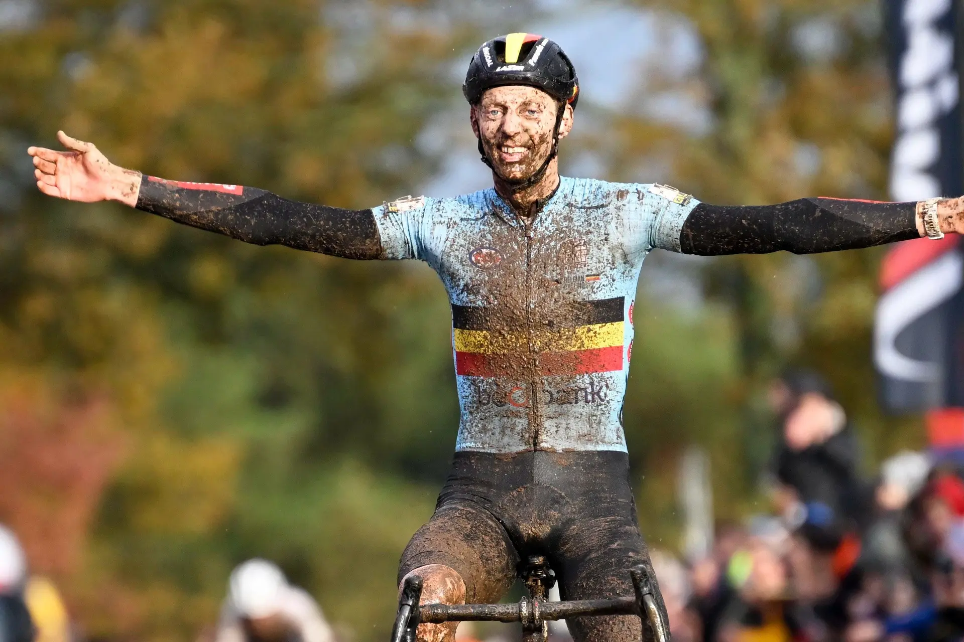 Michael Vanthourenhout heeft idee om Mathieu van der Poel 'zenuwachtig' te maken op WK