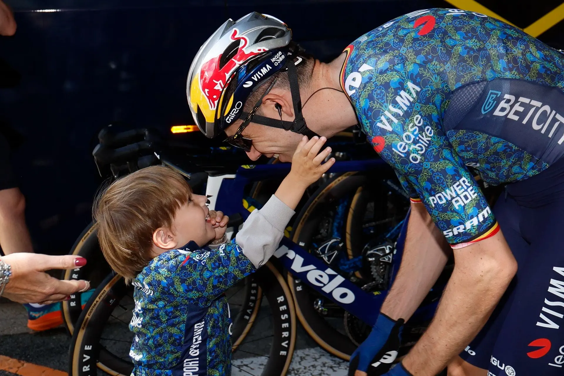 Georges van Aert is grote fan van… Eli Iserbyt! 'Op de fiets doet hij soms Eli na'