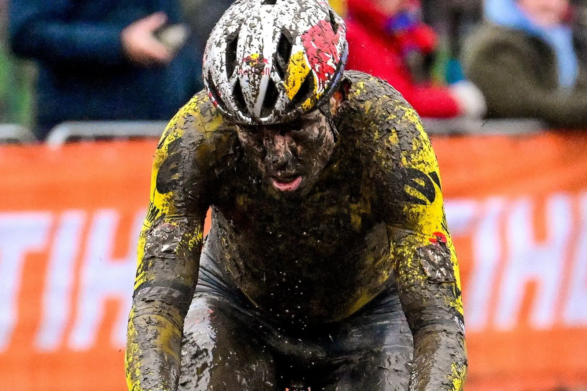 KIJK. Ook Wout van Aert rijdt tegenwoordig met dure sportwagen naar de cross