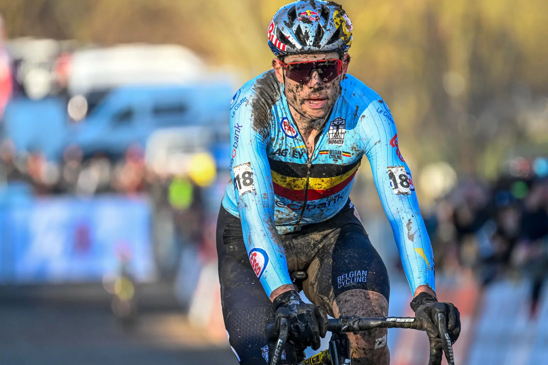 KIJK. Amateurbeelden tonen hoe Wout van Aert na de start aan erger ontsnapt