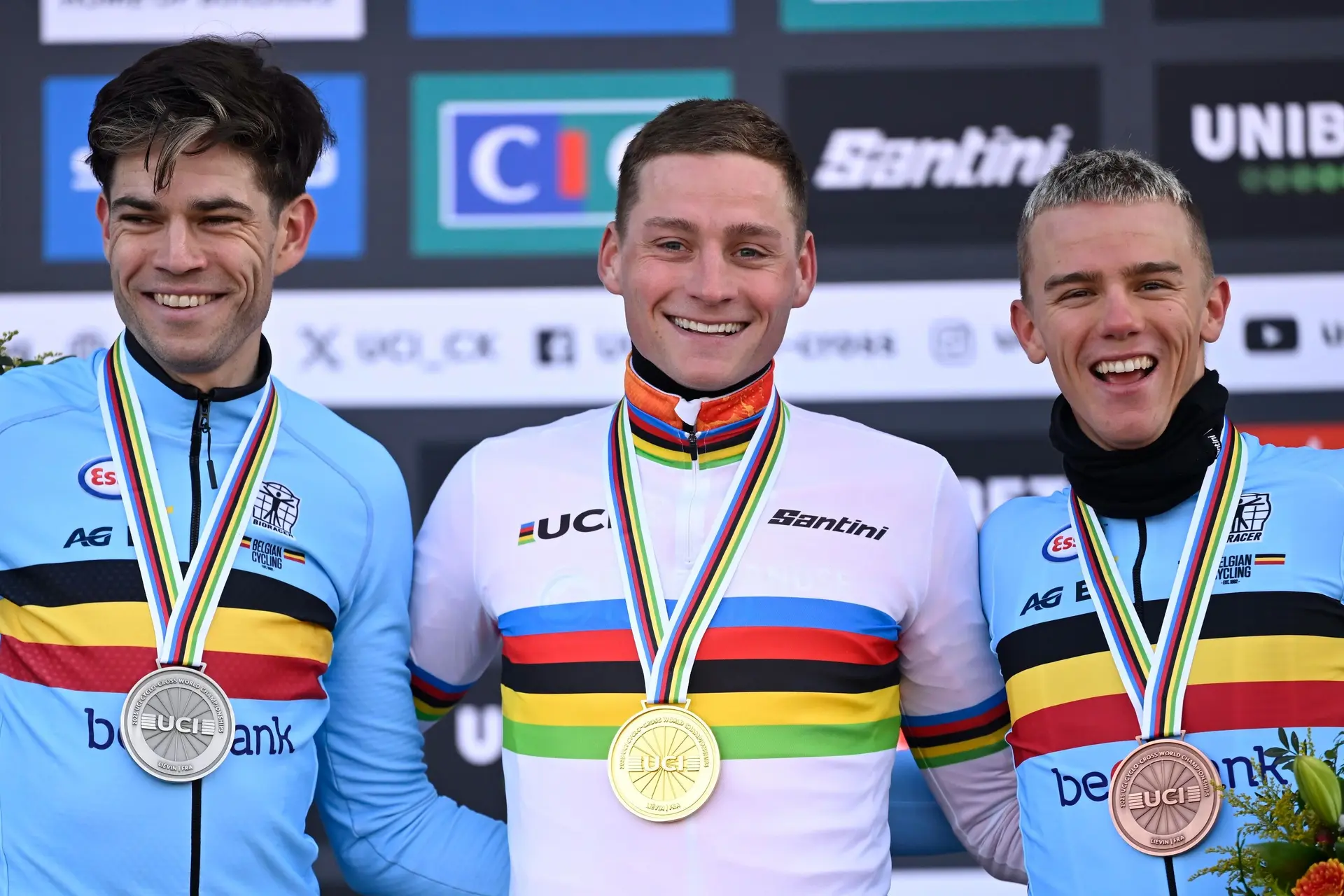 Adrie van der Poel apetrots na 7e wereldtitel van Mathieu: 'Dit mogen we niet als normaal beschouwen'