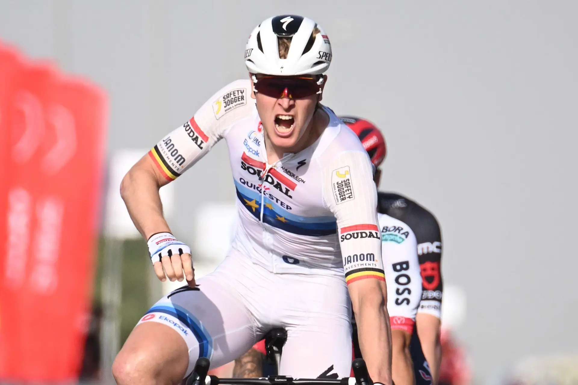VIDEO. Merlier wint in UAE Tour en knalt na de finish op verzorger