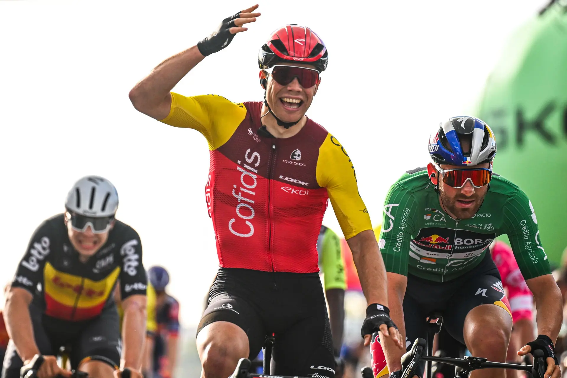 VIDEO. Milan Fretin wint in Algarve, maar brengt Wout van Aert bijna ten val