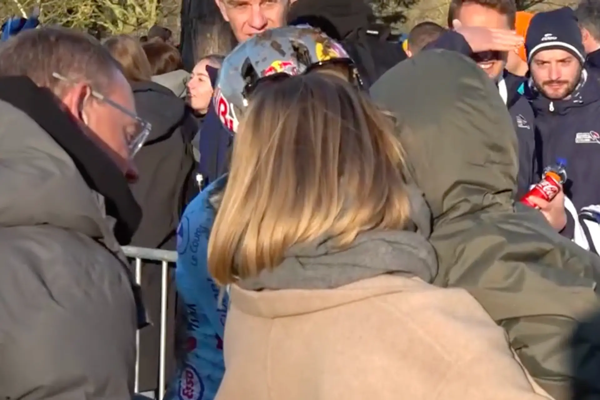 VIDEO. Wout van Aert zoekt troost bij Sarah, Georges en Jerome, UCI-topman verstoort intiem momentje