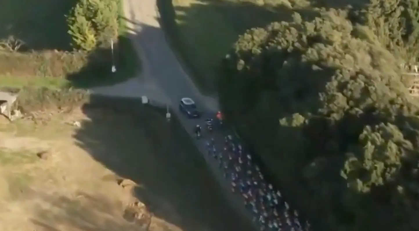 VIDEO. Auto rijdt in op aanstormend peloton, Maxim Van Gils naar ziekenhuis
