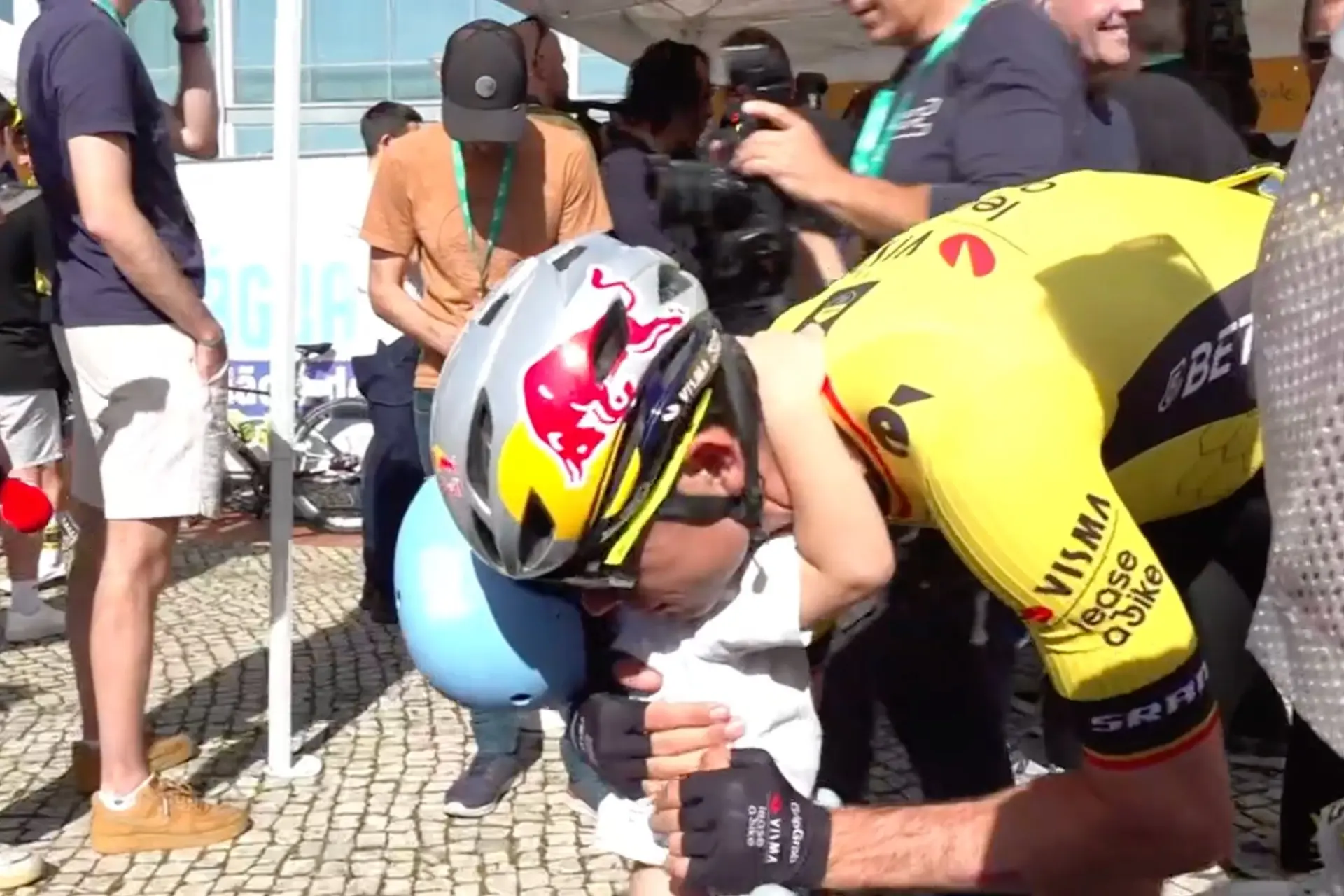 KIJK. Wout van Aert krijgt in Algarve bezoek van Sarah, Georges en Jerome