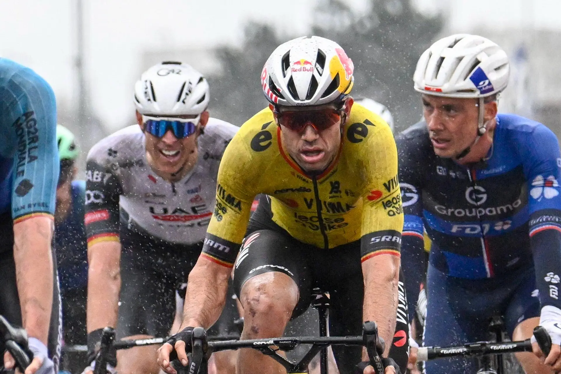 'Stop met koersen loser': Wout van Aert krijgt bakken kritiek na wanprestatie in E3
