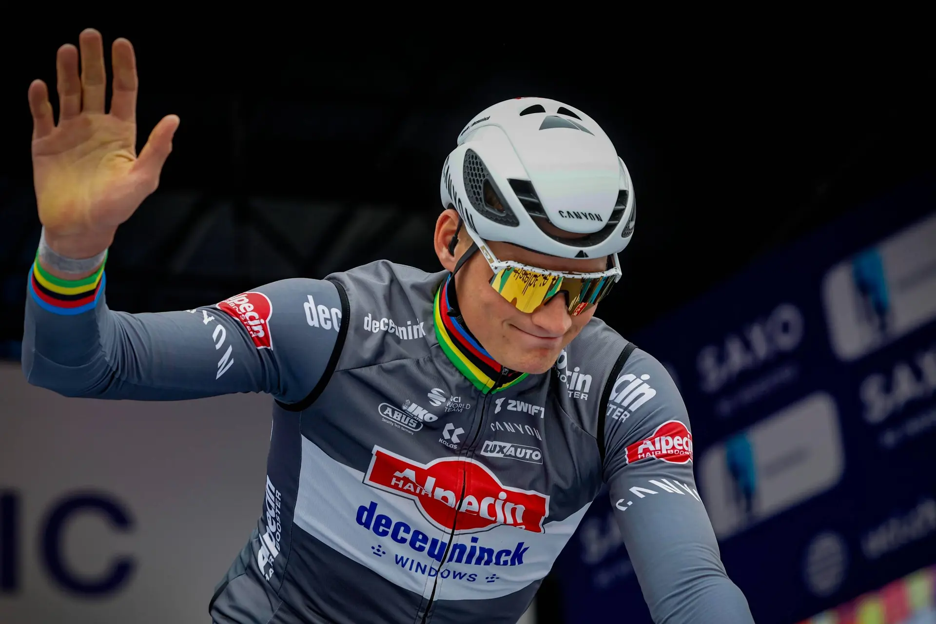 KIJK. Mathieu van der Poel krijgt van organisatie E3 opmerkelijk cadeau