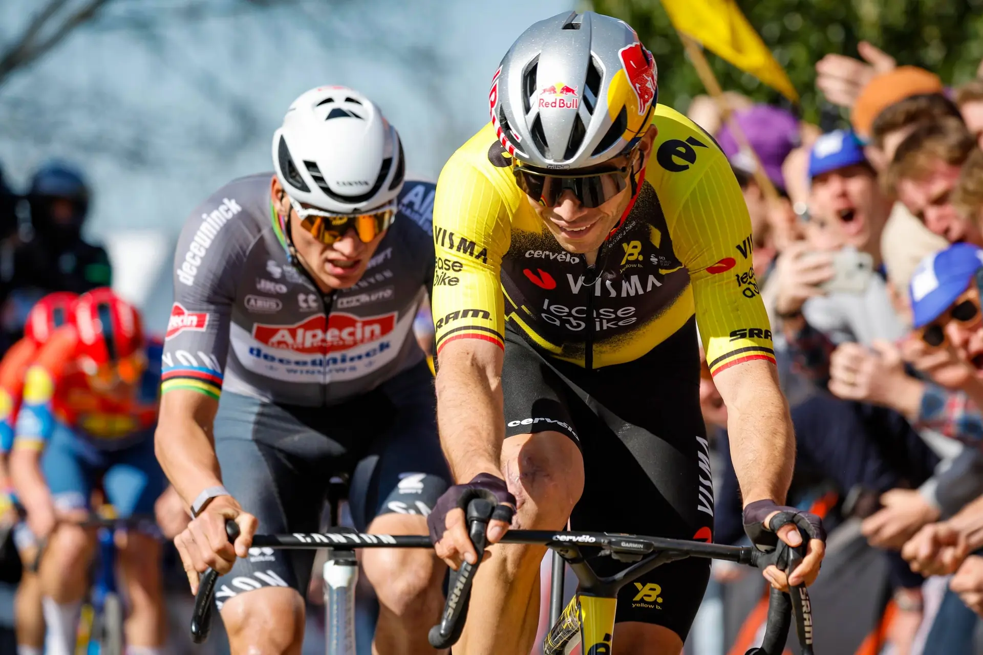 VIDEO. Wout van Aert duwt Mathieu van der Poel in finale van de Ronde