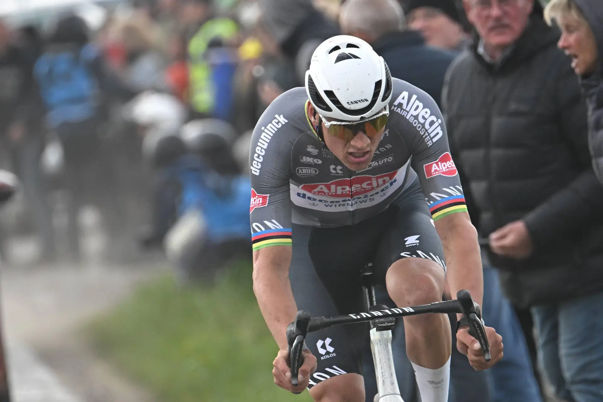 Mathieu van der Poel krijgt na Parijs-Roubaix zware boete van de UCI