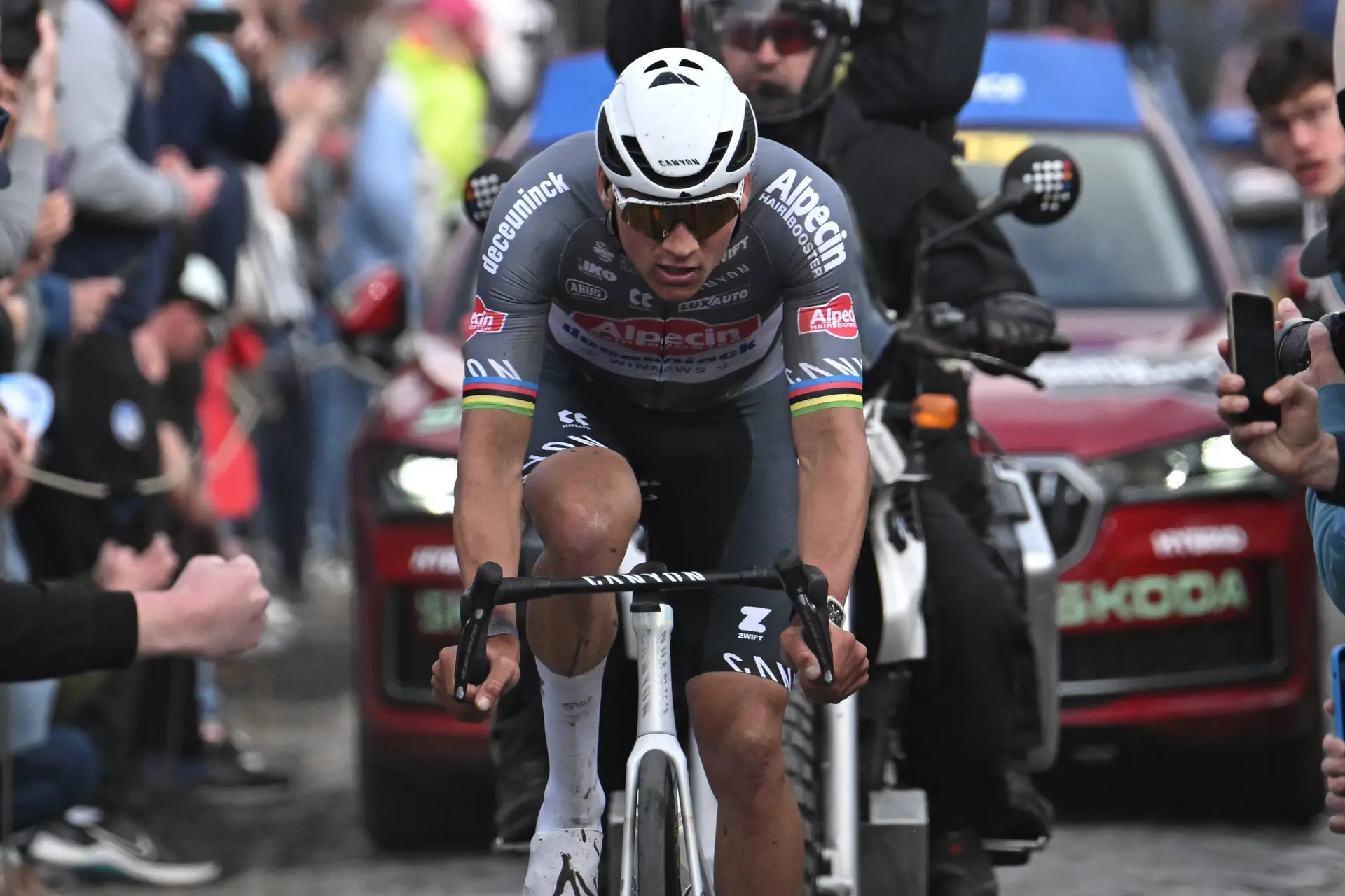KIJK. Mathieu van der Poel kreeg ook bier over zich heen