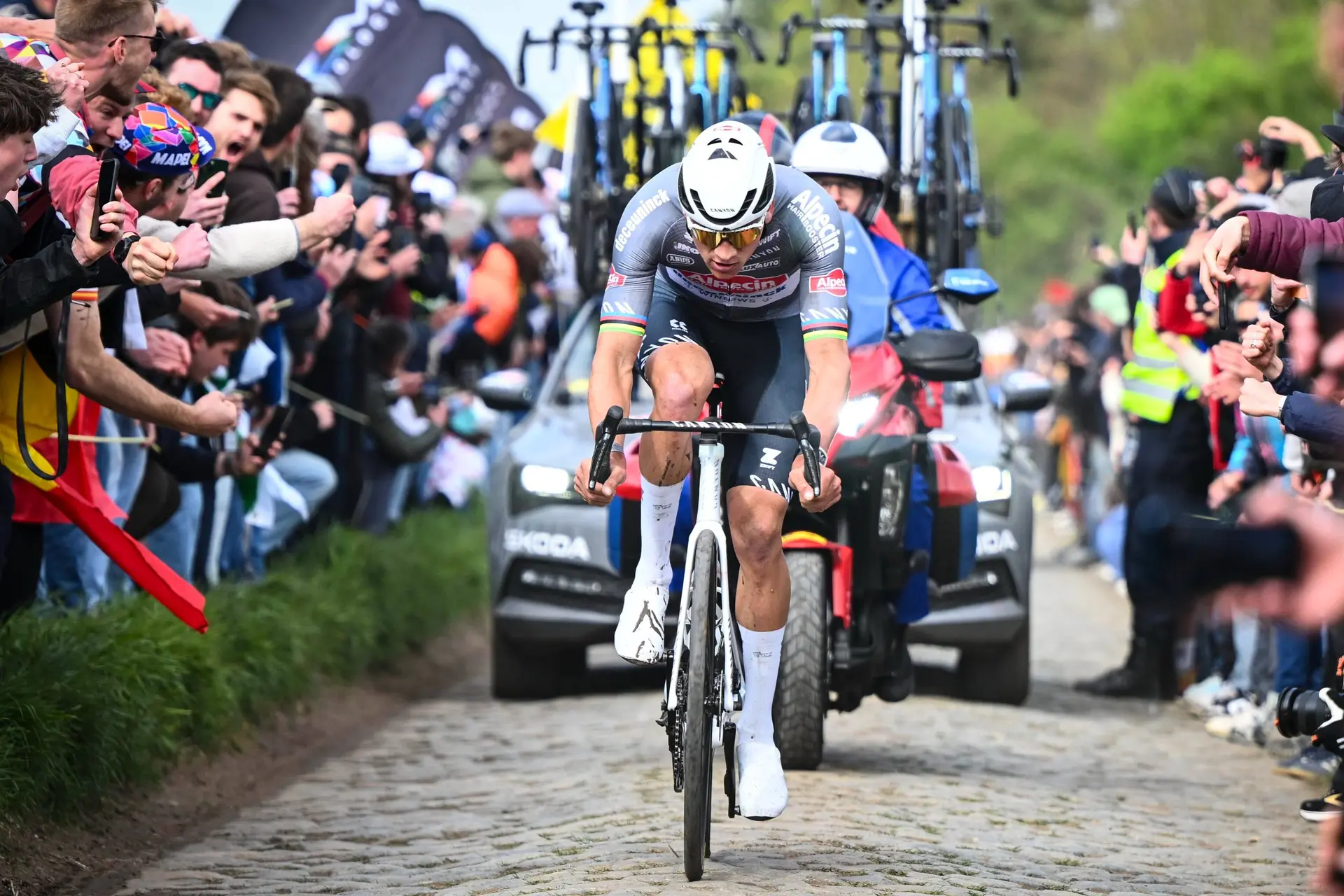 KIJK. Foto opgedoken van man die met bidon naar Mathieu van der Poel gooide