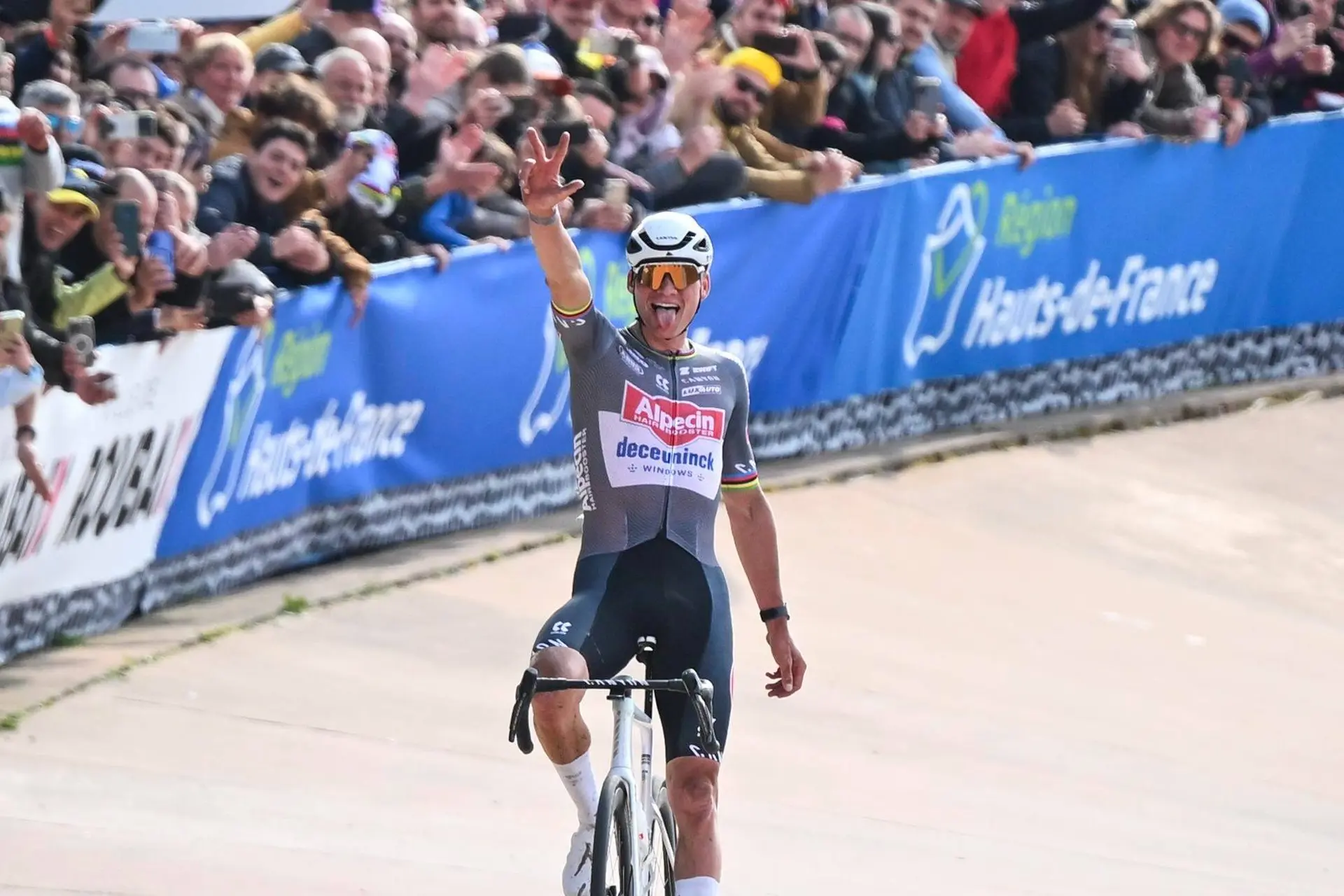 Fans van Wout van Aert eisen dat ‘valsspeler’ Mathieu van der Poel zware straf krijgt