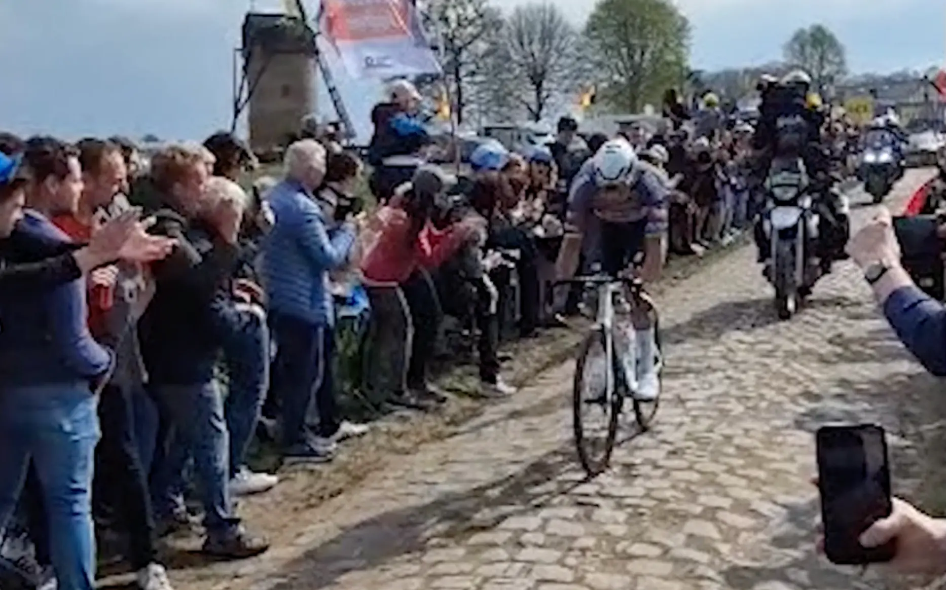 Amateurbeelden tonen hoe Mathieu van der Poel volle bidon keihard in gezicht kreeg