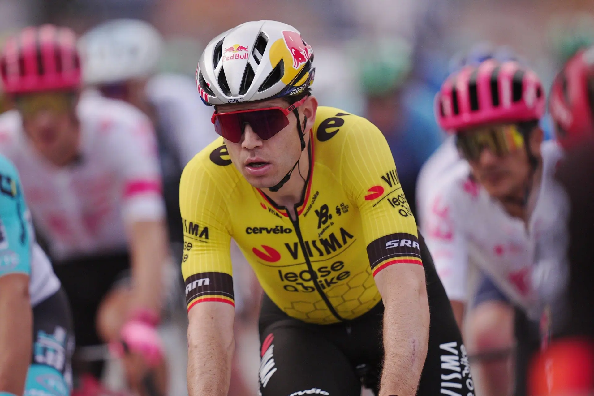 KIJK. Gefrustreerde Wout van Aert gaat fel te keer tegen opdringerige fan