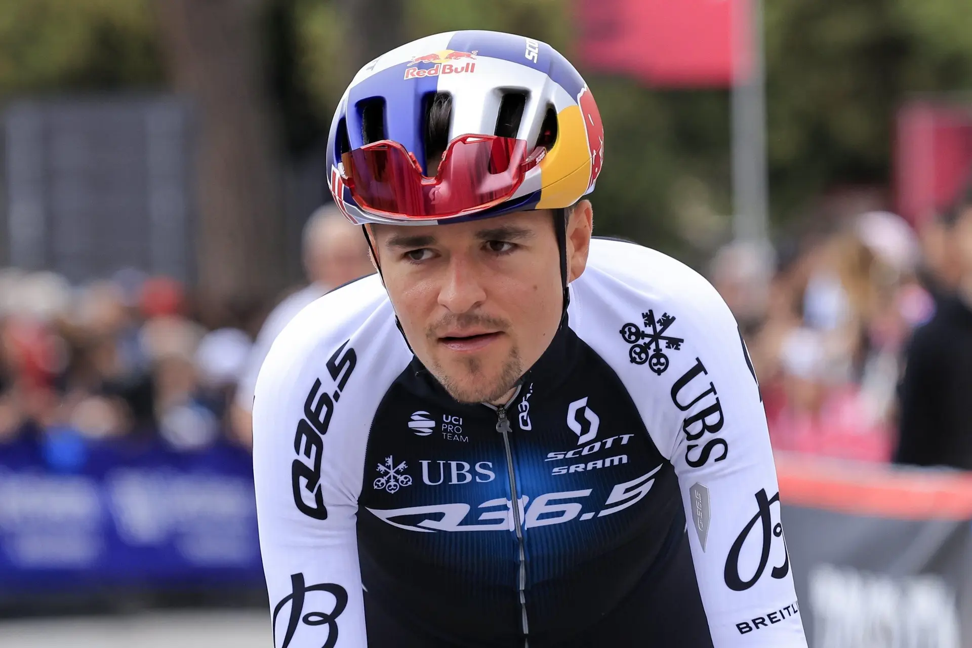 Fikse boete én puntenaftrek voor Tom Pidcock na 11e rit in de Giro d'Italia
