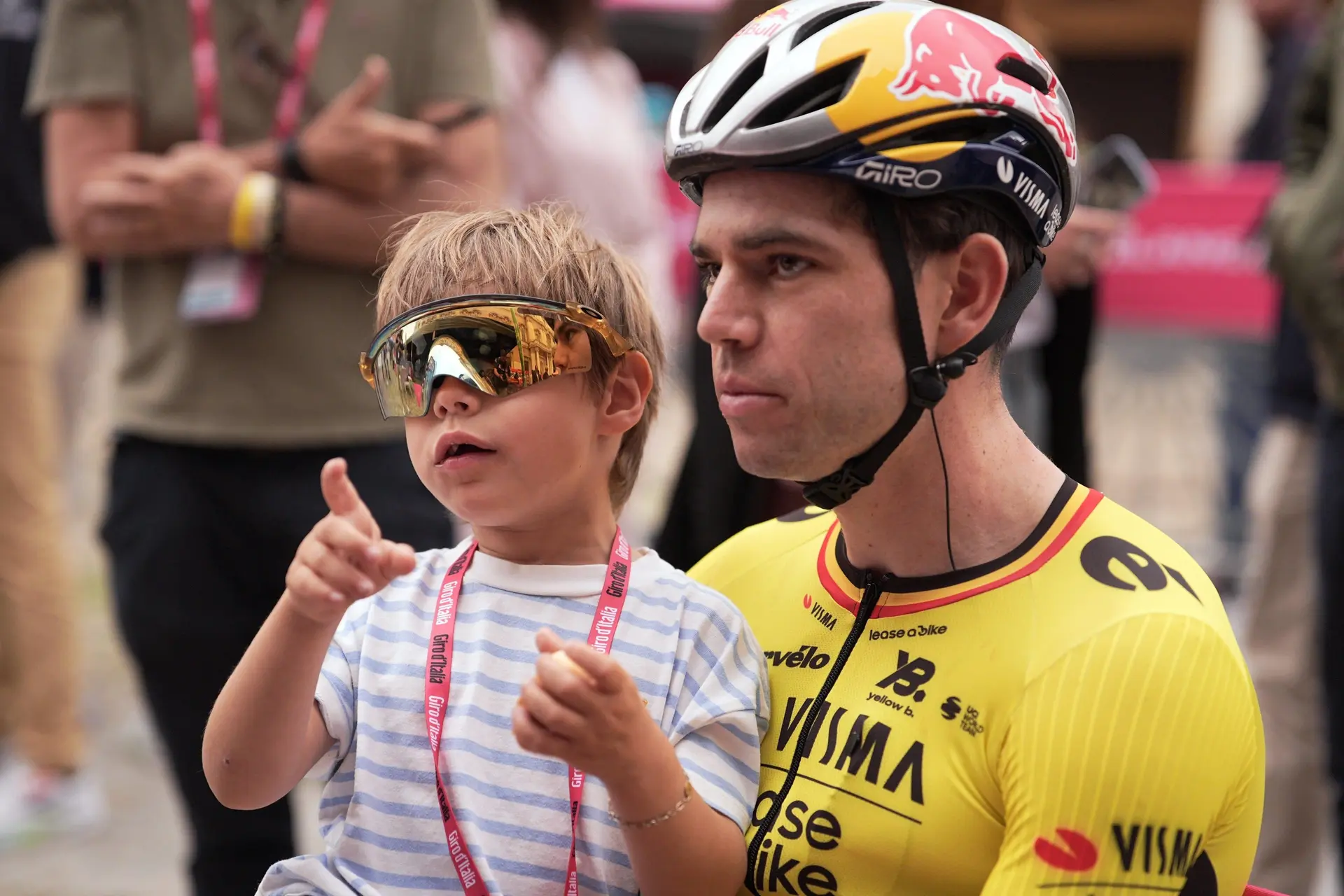 Ploegleider geeft meer uitleg over zieke Wout van Aert, Tourdeelname onzeker