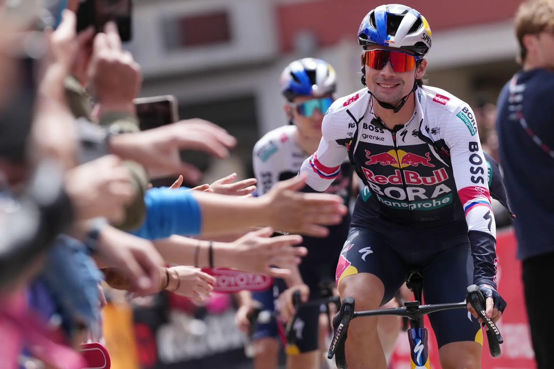 Primoz Roglic krijgt tijdens Giro inbrekers over de vloer (en de buit is niet min)
