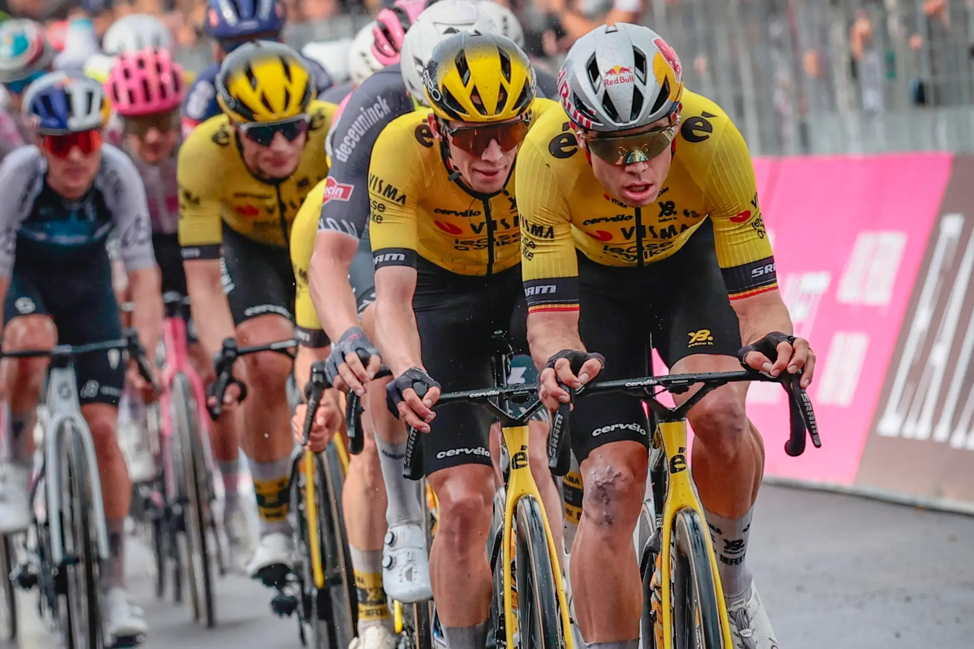 Wout van Aert krijgt boete van UCI wegens 'ongepast gedrag'