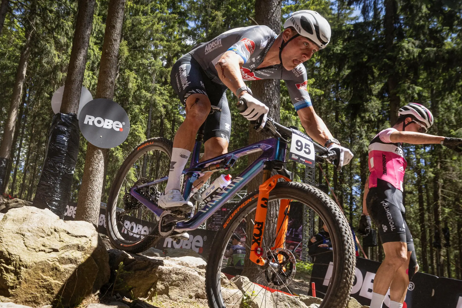 Dramatisch verdict voor Mathieu van der Poel na dubbele crash in Nove Mesto