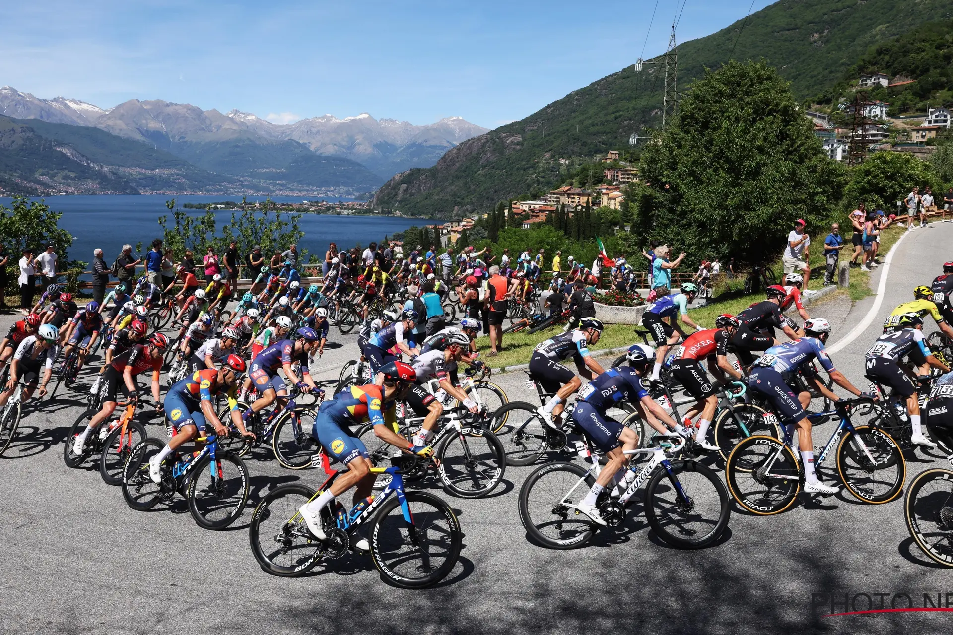 Peloton kreeg tijdens 18e Giro-etappe bevel van jury om sneller te koersen