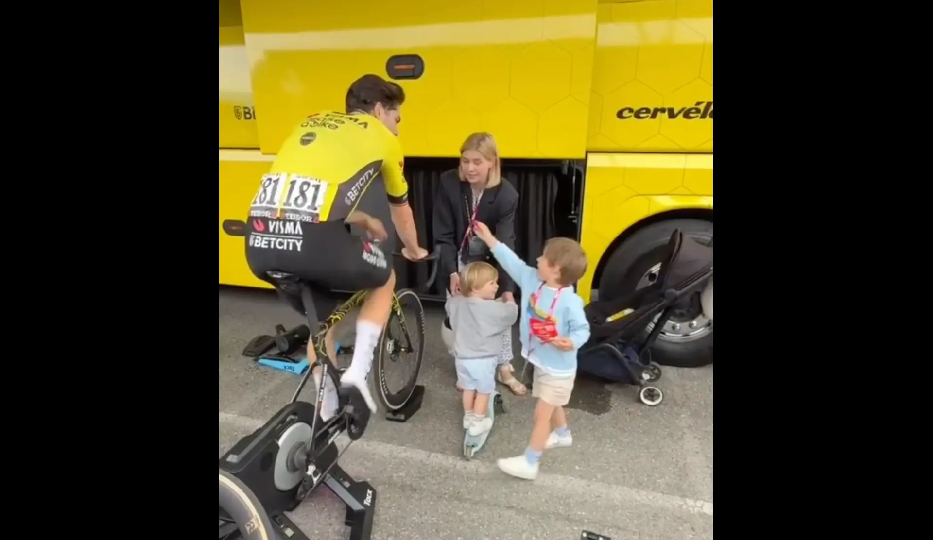 VIDEO. Georges van Aert helpt papa tijdens recuperatie