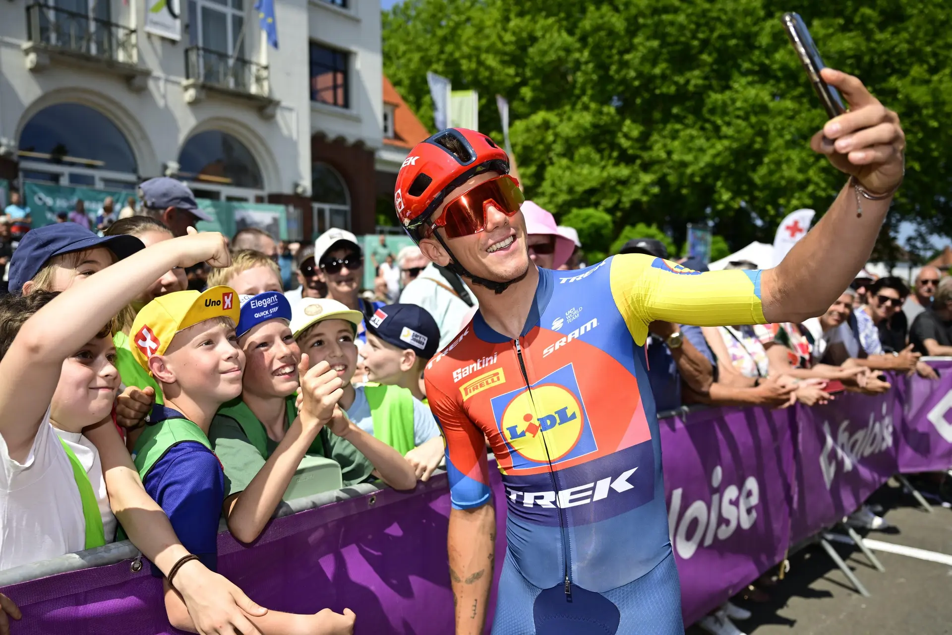 VIDEO. Thibau Nys gaat door het lint tijdens derde etappe Renewi Tour