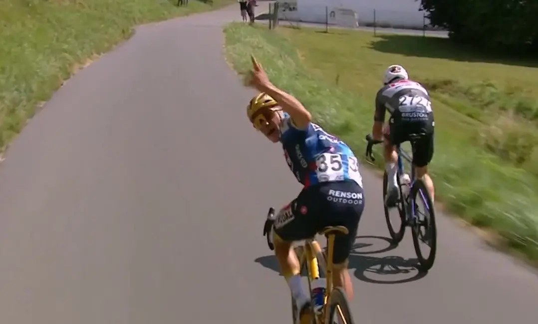 KIJK. Remco Evenepoel gaat fel tekeer tegen cameraman én tegen collega-renners