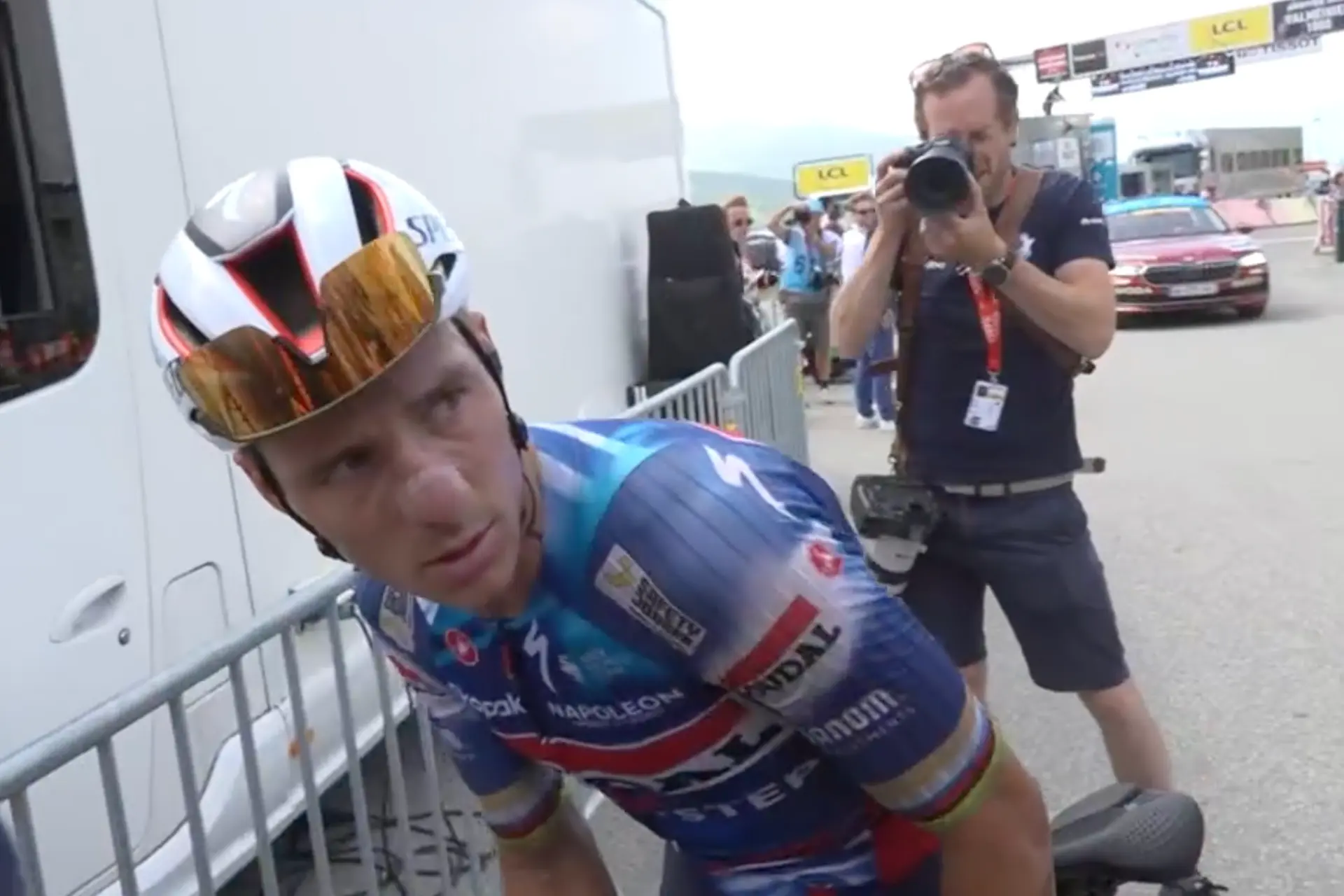 Ploegleider Tom Steels reageert op akkefietje tussen Remco Evenepoel en fotograaf