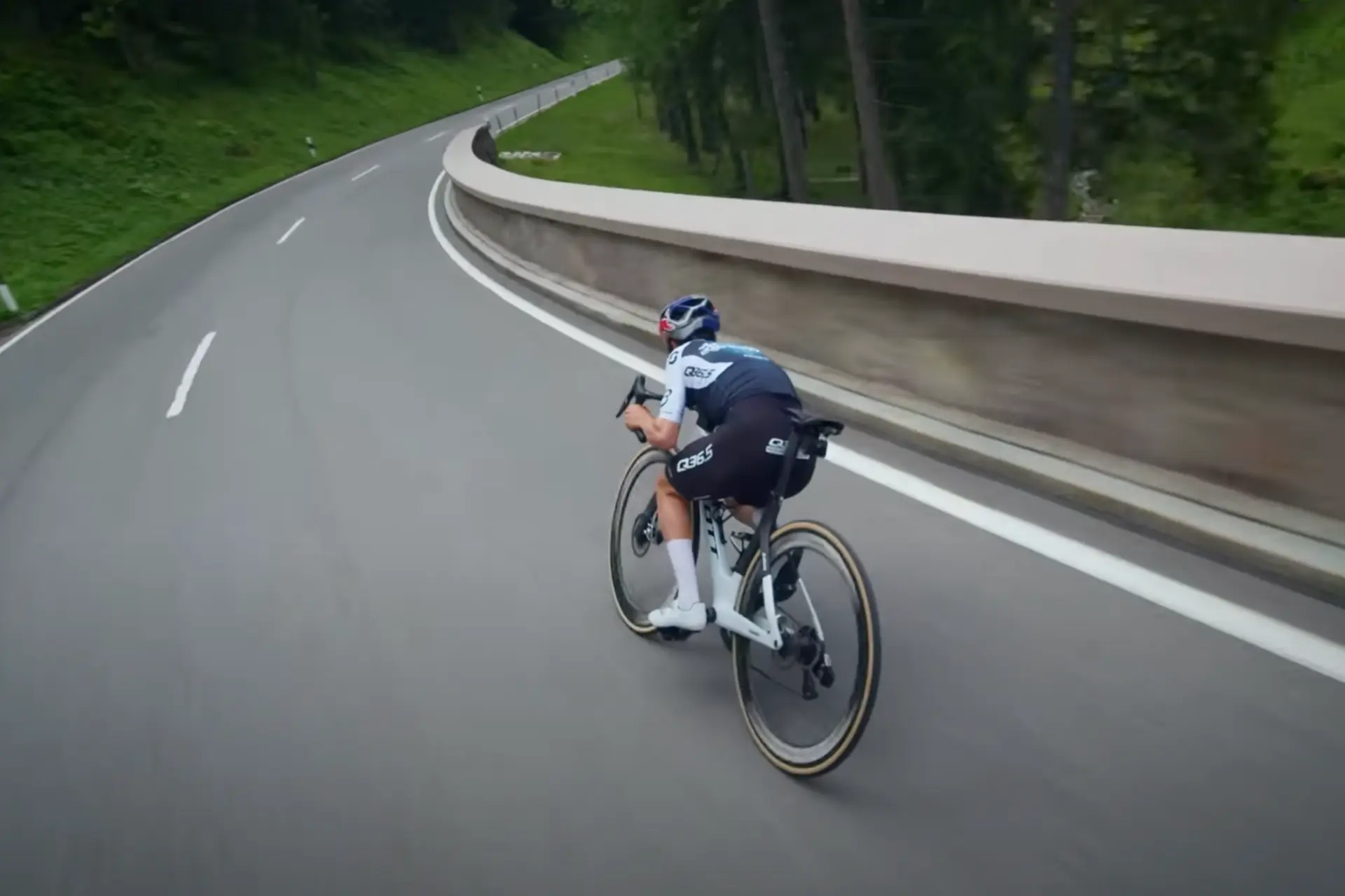 VIDEO. Tom Pidcock gooit zich aan 115 km/h naar beneden in de Duitse Alpen