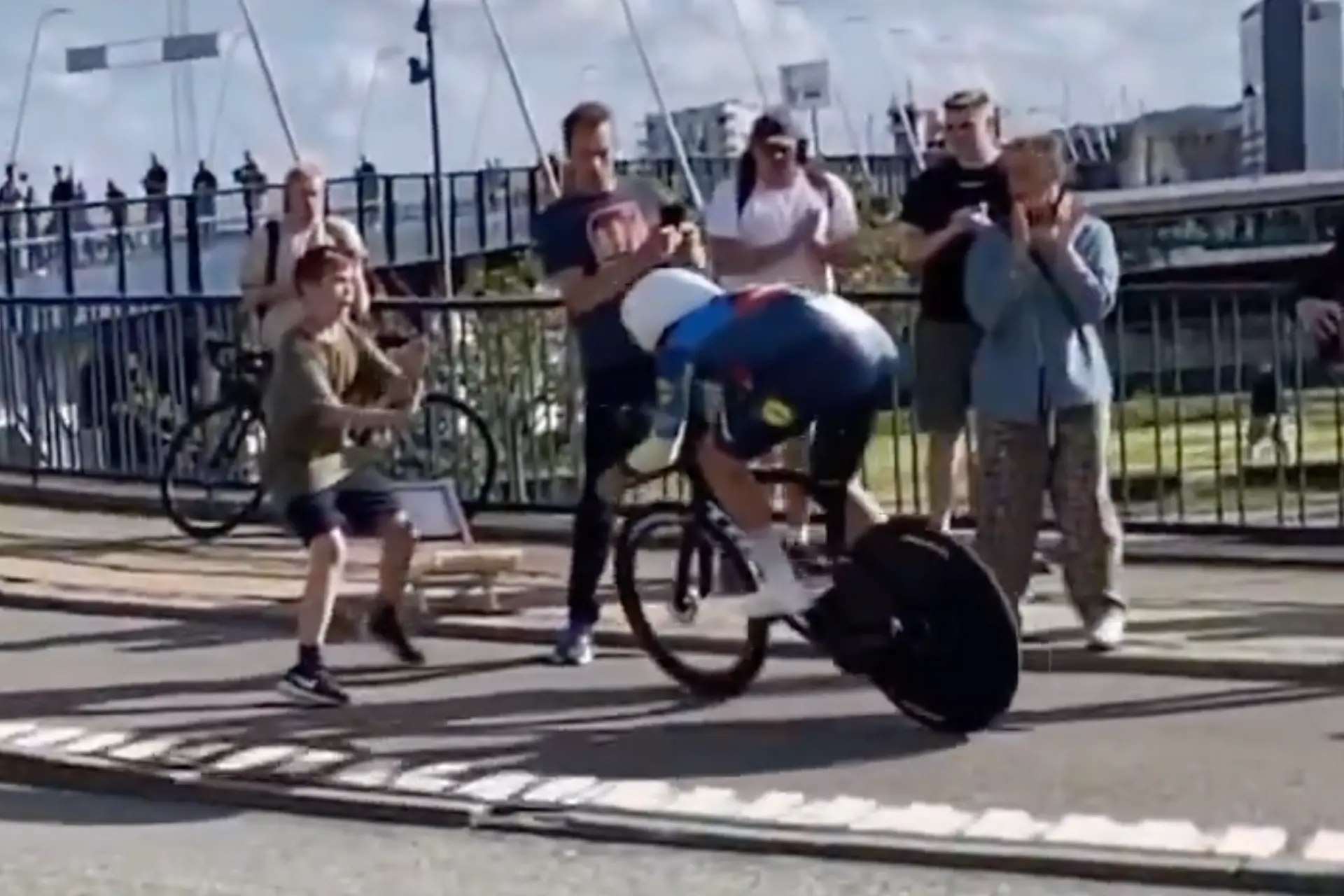 VIDEO. Mads Pedersen knalt keihard op kind tijdens Deens kampioenschap tijdrijden
