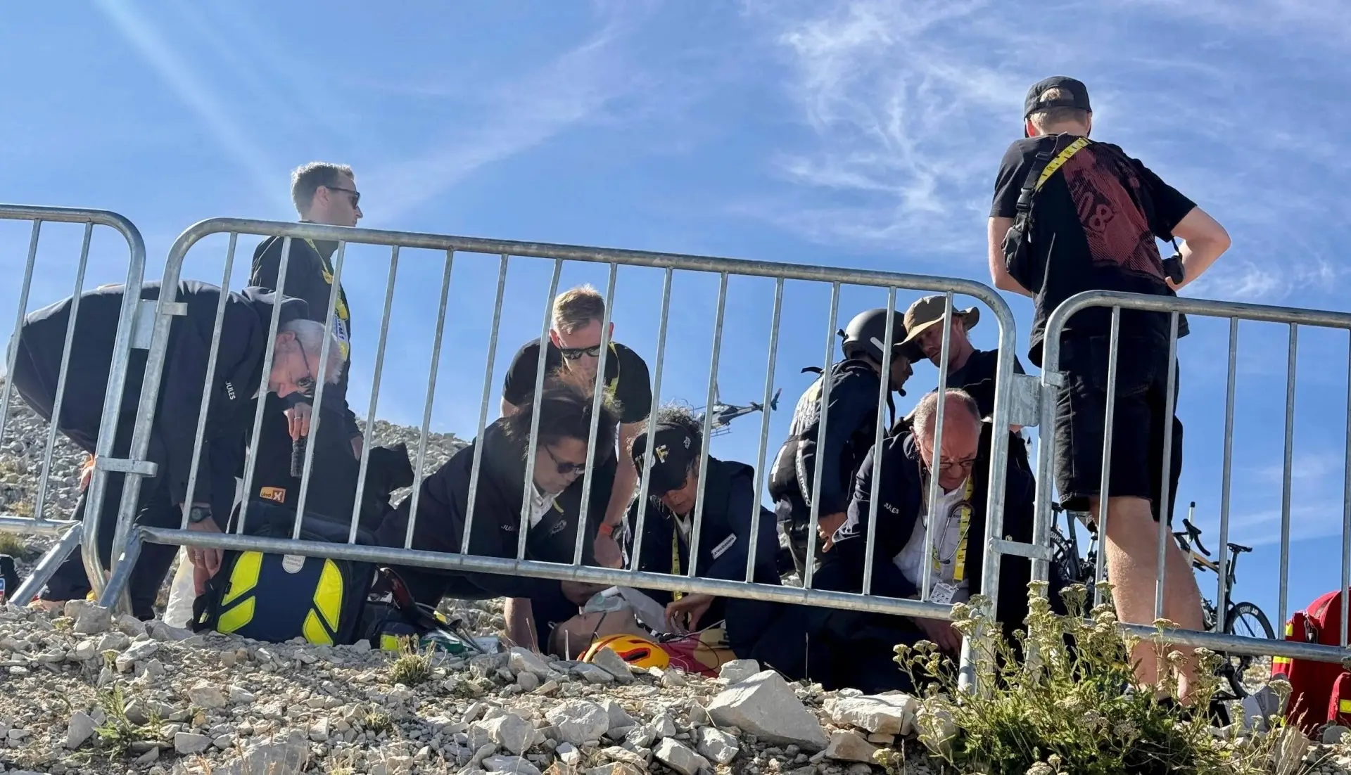Tobias Halland Johannessen zakt op Mont Ventoux in elkaar en is naar ziekenhuis gevoerd