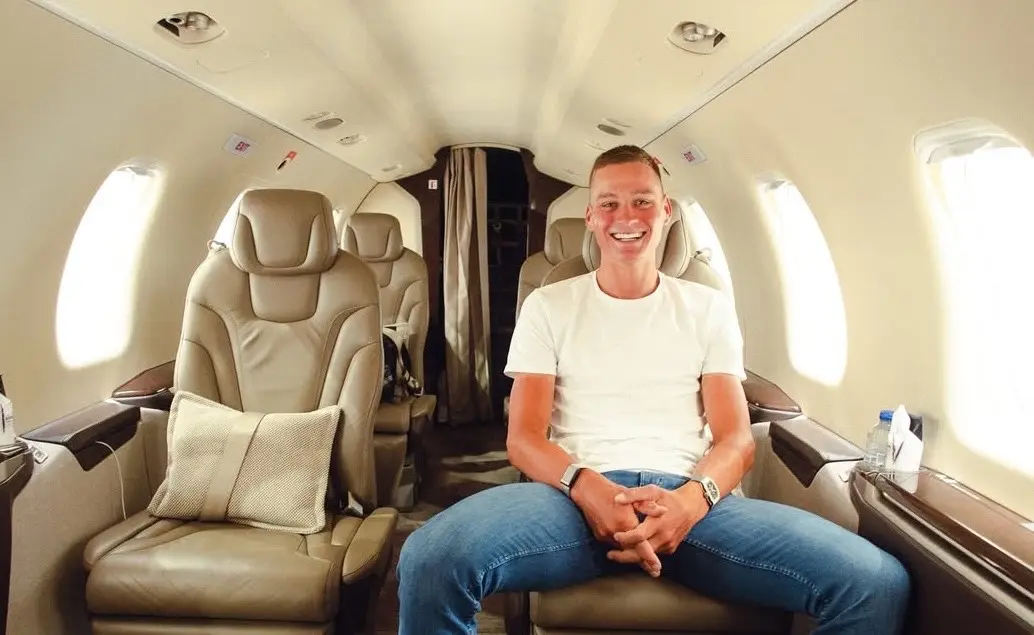 Mathieu van der Poel wordt ambassadeur van privéluchtvaartmaatschappij en krijgt bakken kritiek