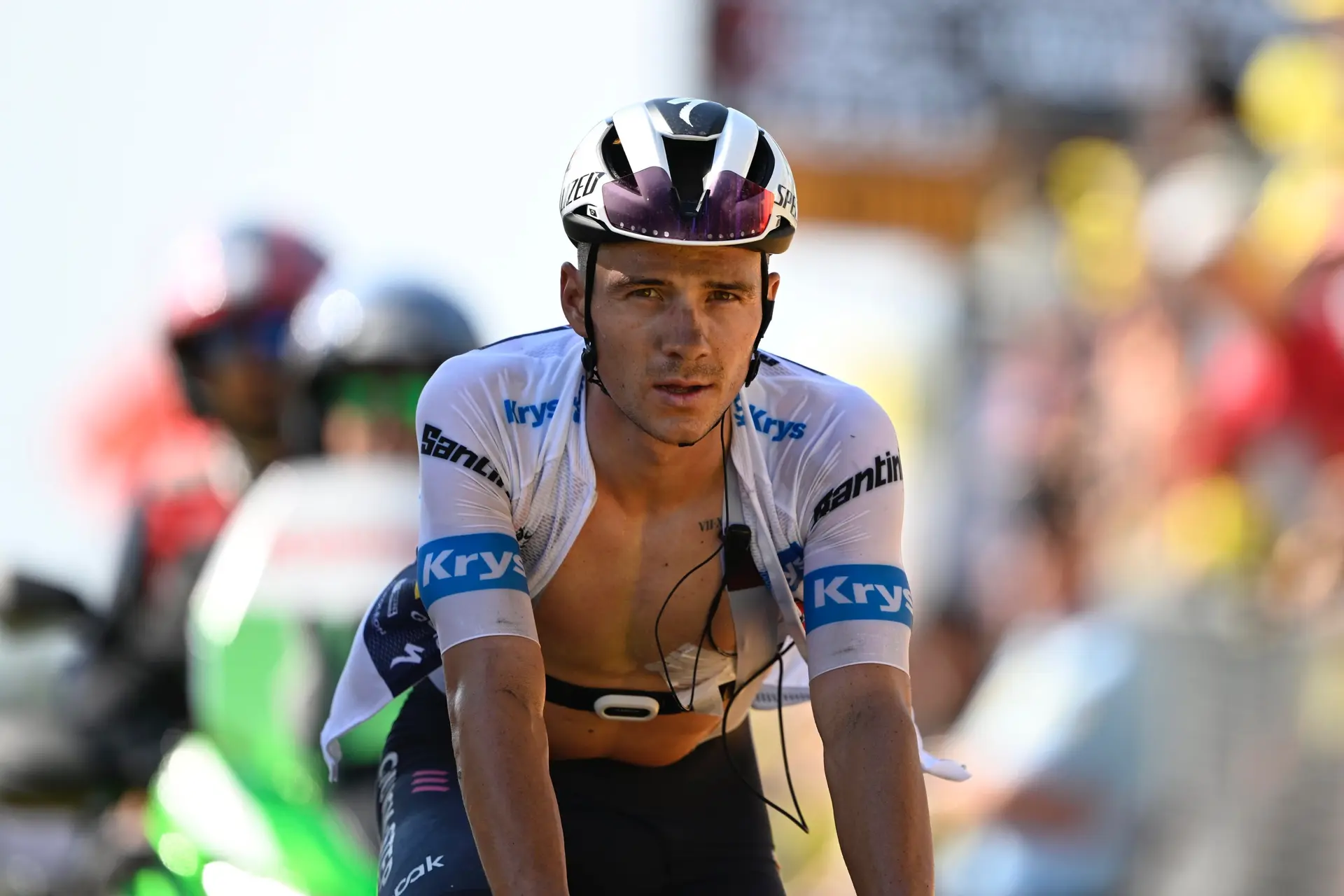 KIJK. Remco Evenepoel scheldt motard én supporter de huid vol op Hautacam