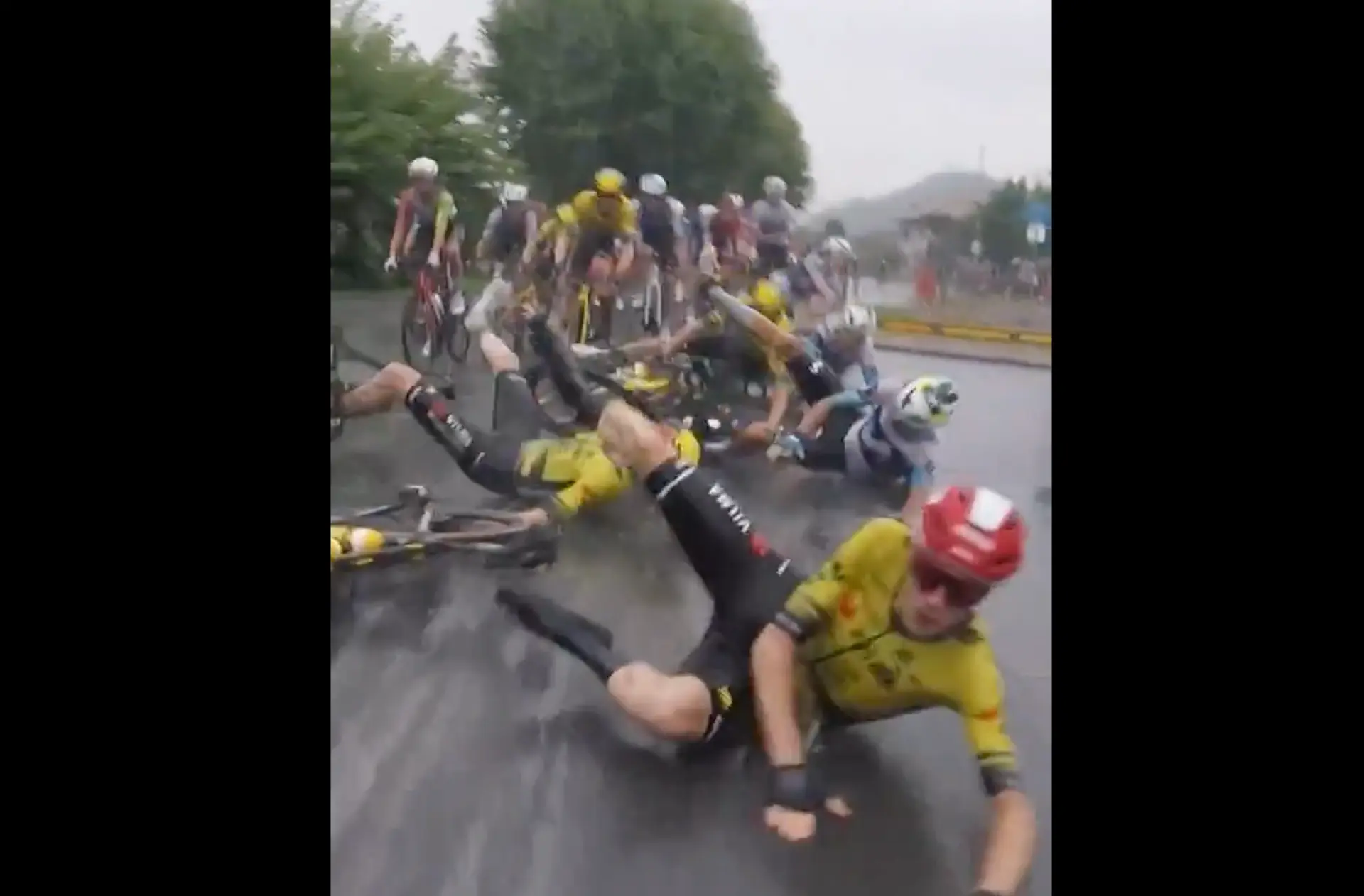 GoPro-beelden tonen hoe Vingegaard & co hard ten val komen en over asfalt schuiven