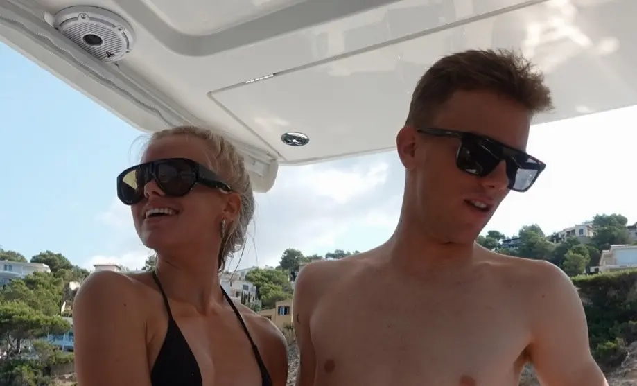 Anna Eikendal, Vriendin van Thibau Nys, ligt poedelnaakt op het strand