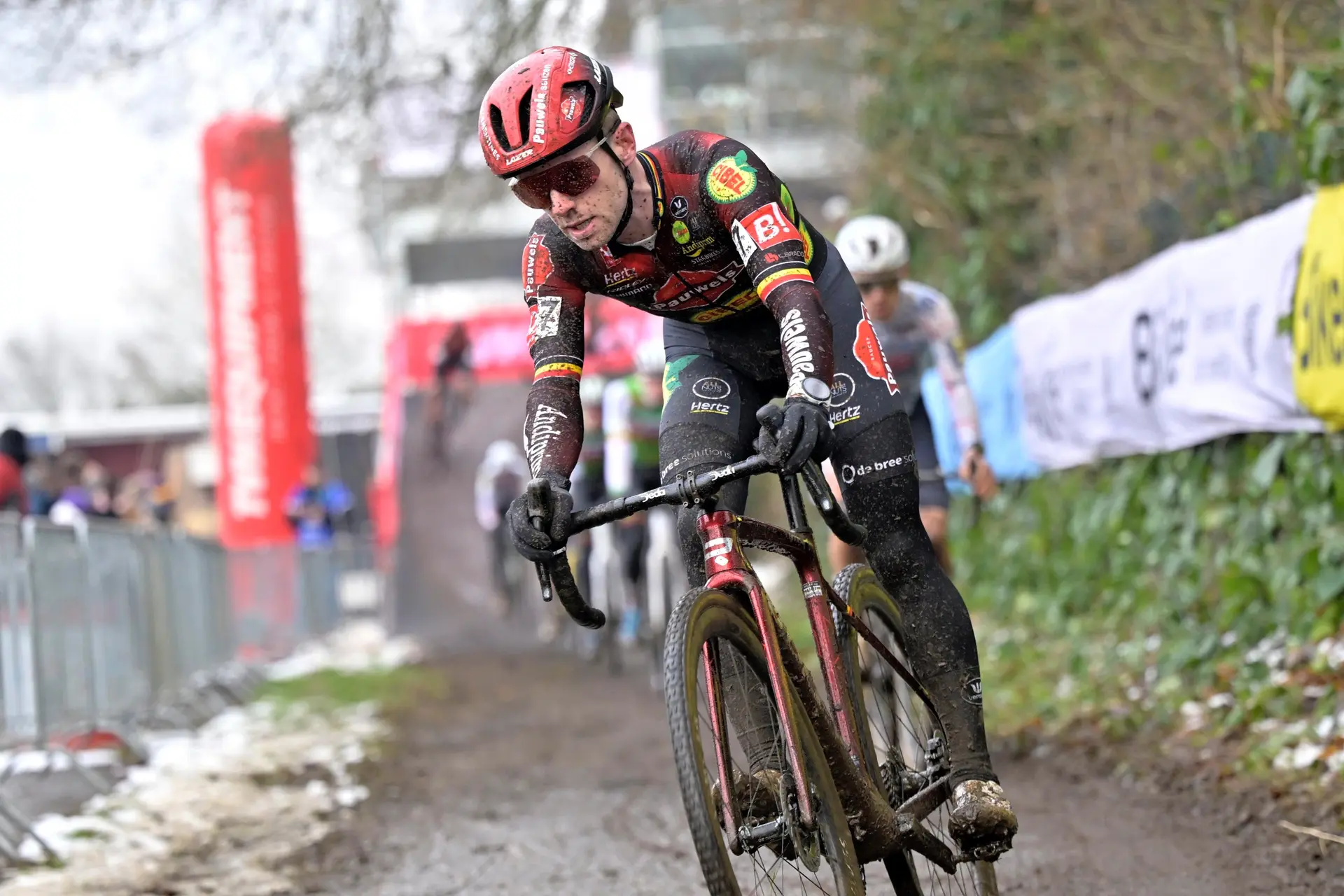 Pauwels Sauzen onthult nieuwe naamsponsor en outfits