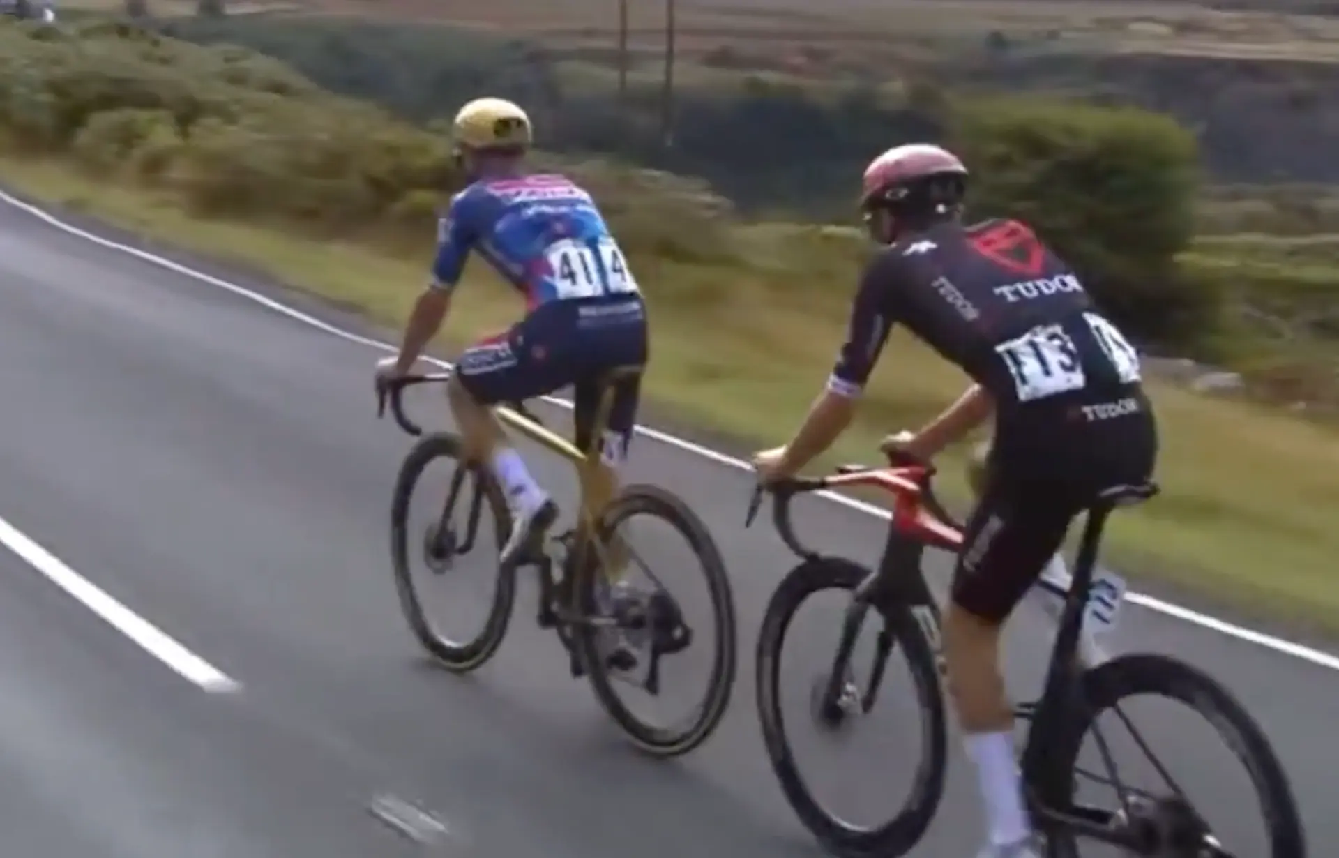 VIDEO. Evenepoel krijgt bakken kritiek nadat hij (bewust?) remmen toeknijpt